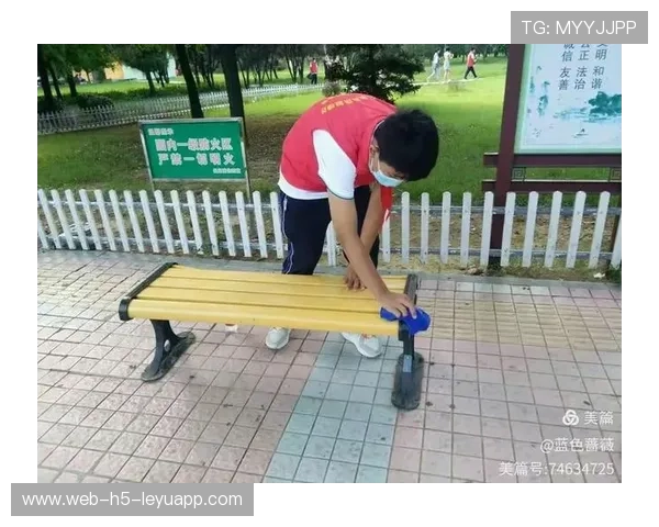 空球场的风吹起的纸屑，风吹过球场椅子的角落,是谁